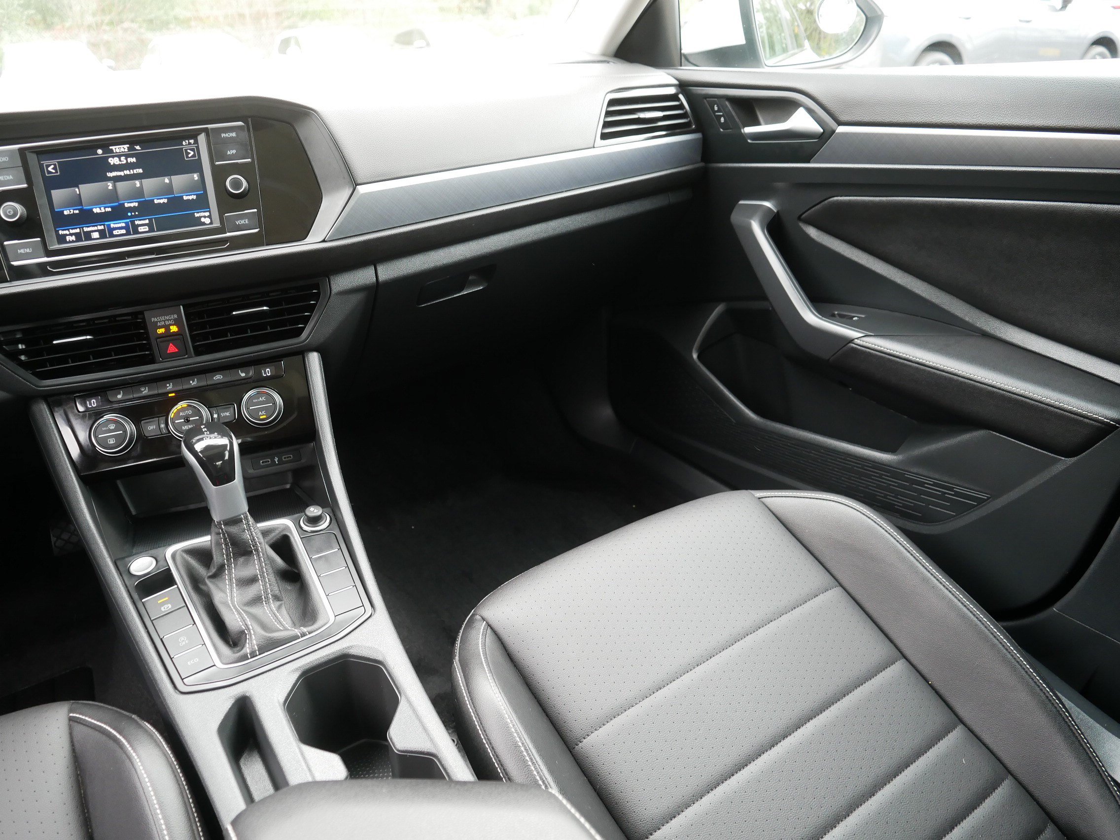 Used 2023 Volkswagen Jetta SE FWD image 11
