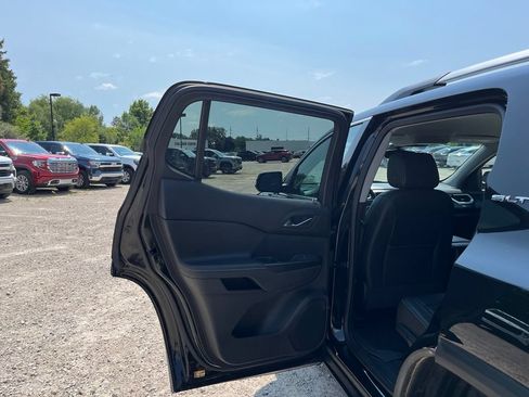 Used 2023 GMC Acadia SLT w/ Preferred Package AWD/4WD image 27