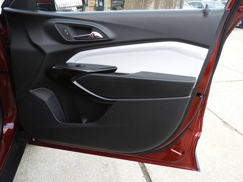 Used 2025 Chevrolet Trax LT w/ Driver Confidence Package FWD image 35
