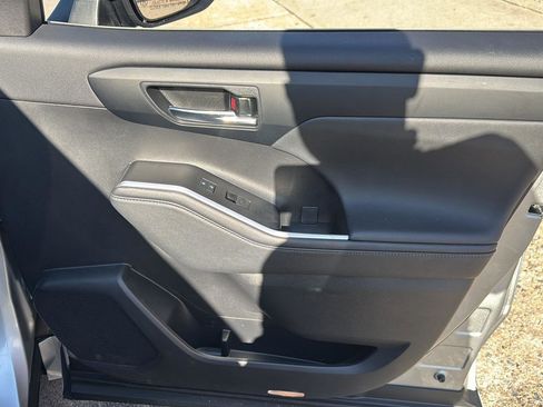 Used 2023 Toyota Highlander XLE image 37