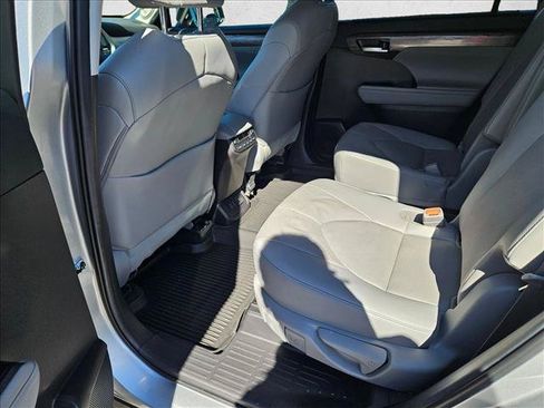 Used 2023 Toyota Highlander Platinum AWD/4WD image 18