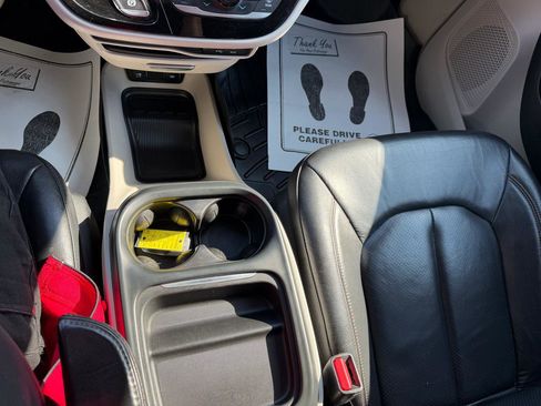 Used 2018 Chrysler Pacifica Touring-L w/ Tire & Wheel Group image 27