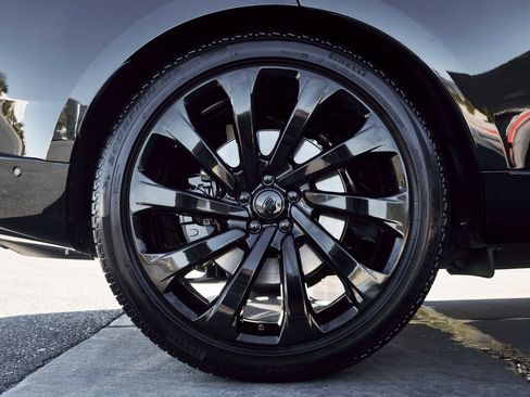 Used 2025 Land Rover Range Rover Long Wheelbase Autobiography image 18