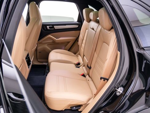Used 2023 Porsche Cayenne Platinum Edition AWD/4WD image 17