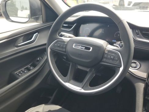 Used 2024 Jeep Grand Cherokee Laredo X AWD/4WD image 7