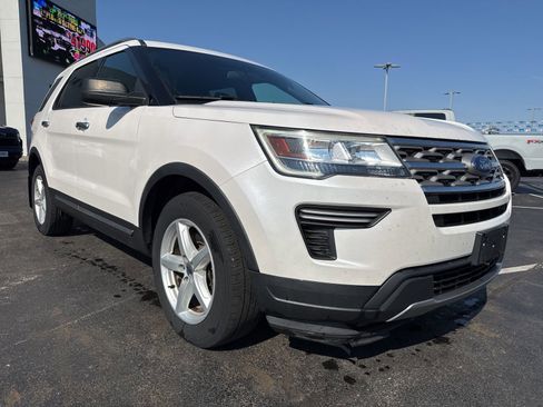 Used 2018 Ford Explorer XLT image 3