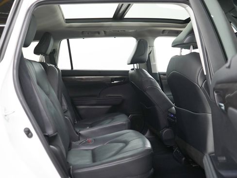 Used 2021 Toyota Highlander Platinum AWD/4WD image 13