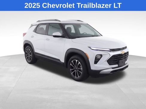 Used 2025 Chevrolet TrailBlazer LT AWD/4WD image 2