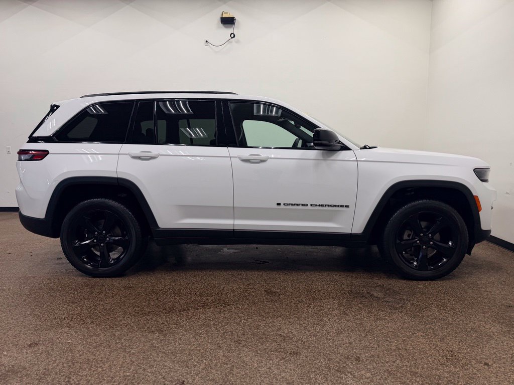 Used 2023 Jeep Grand Cherokee Altitude AWD/4WD image 7
