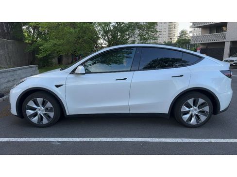 Used 2022 Tesla Model Y Long Range AWD/4WD image 2