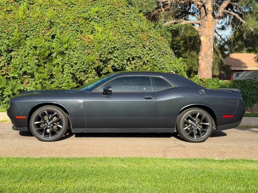 Used 2019 Dodge Challenger SXT w/ Driver Convenience Group RWD image 2