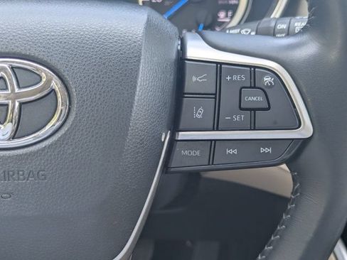 Used 2023 Toyota Highlander XLE FWD image 23