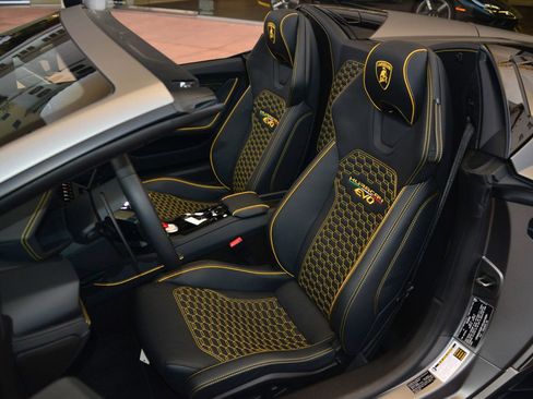 Used 2023 Lamborghini Huracan EVO image 6