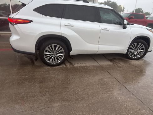Used 2023 Toyota Highlander Platinum FWD image 4