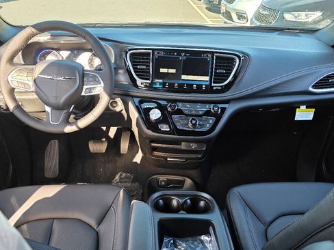 New 2026 Chrysler Pacifica Select image 2