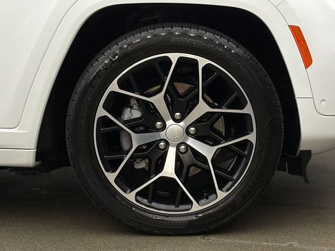 Used 2023 Jeep Grand Cherokee Summit AWD/4WD image 9