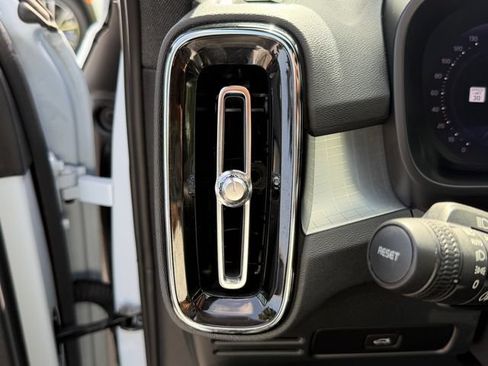 Certified 2024 Volvo XC40 B5 Core AWD/4WD image 27