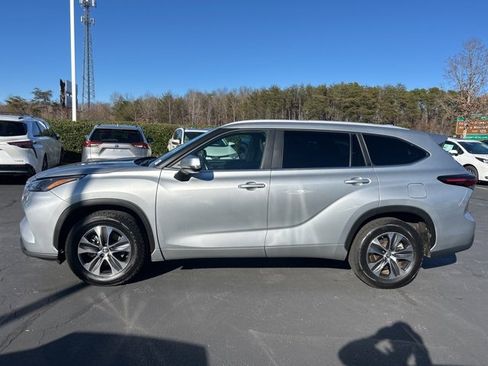 Used 2024 Toyota Highlander XLE image 6