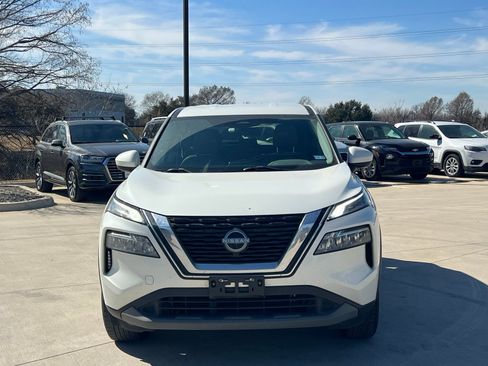 Used 2023 Nissan Rogue SV image 2