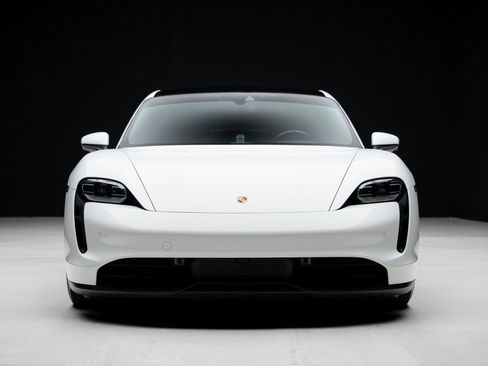 Used 2022 Porsche Taycan image 7