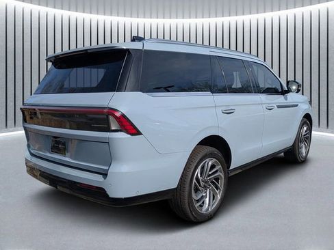 New 2025 Lincoln Navigator Reserve image 3