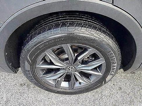 Used 2022 Volkswagen Tiguan SE image 9