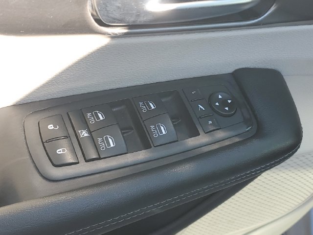 Used 2019 Chrysler Pacifica Limited FWD image 16