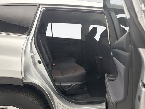 Used 2023 Toyota Highlander LE image 17