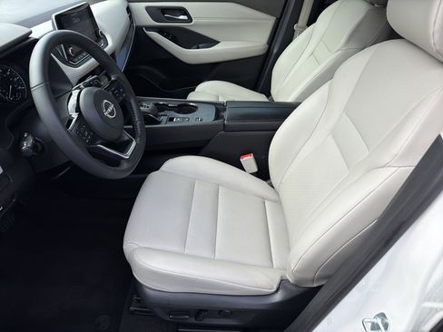 Used 2023 Nissan Rogue SV w/ SV Premium B Package image 9