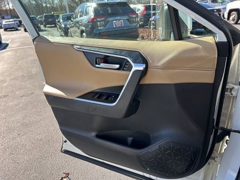 Used 2020 Toyota RAV4 Limited image 27