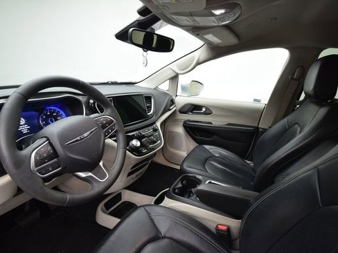 Used 2022 Chrysler Pacifica Touring-L image 11
