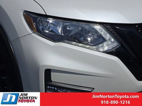 Used 2018 Nissan Rogue SV w/ Premium Package FWD image 10