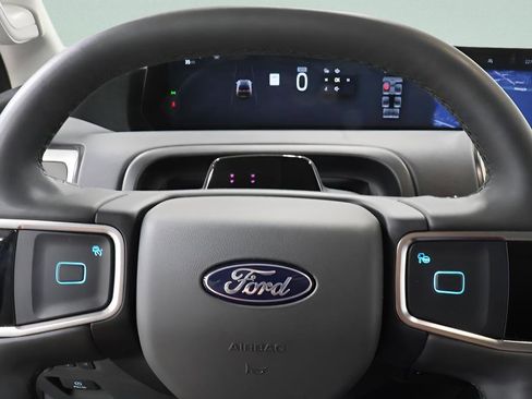 Used 2025 Ford Expedition Active image 17