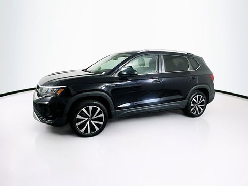 Used 2024 Volkswagen Taos SE image 4