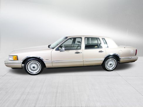 Used 1993 Lincoln Town Car Signature RWD image 4