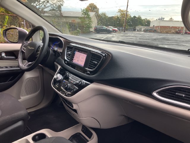 Used 2022 Chrysler Voyager LX FWD image 15