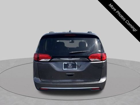 Used 2017 Chrysler Pacifica Touring Plus w/ Tire & Wheel Group FWD image 6