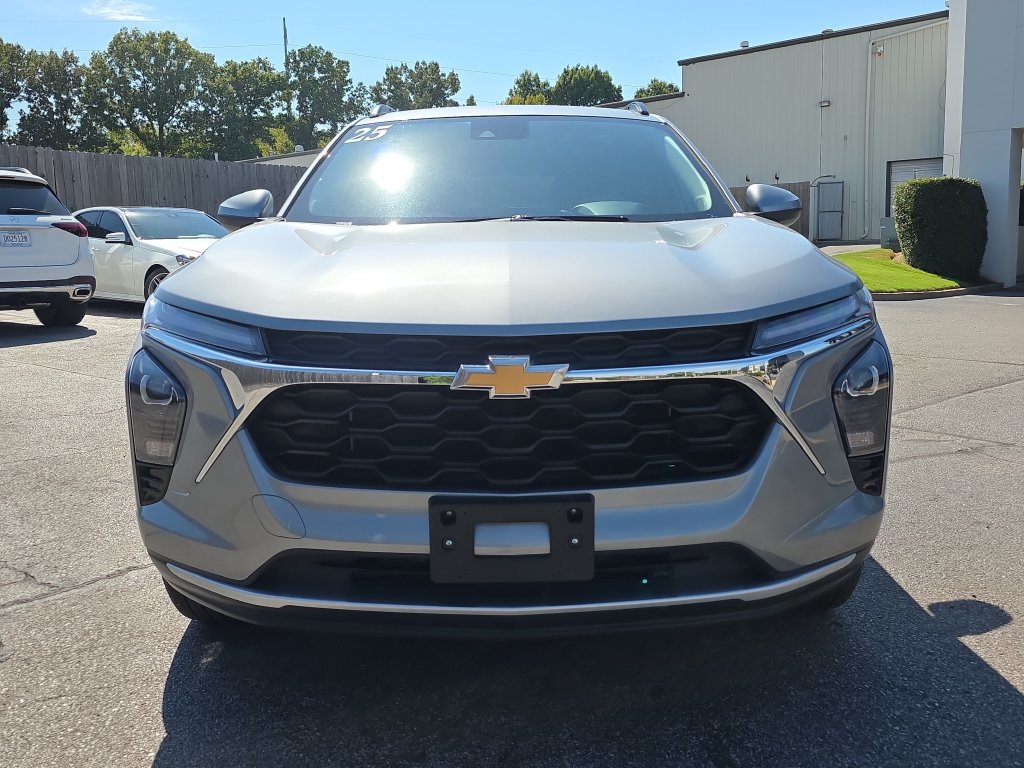 Used 2025 Chevrolet Trax LT FWD image 8