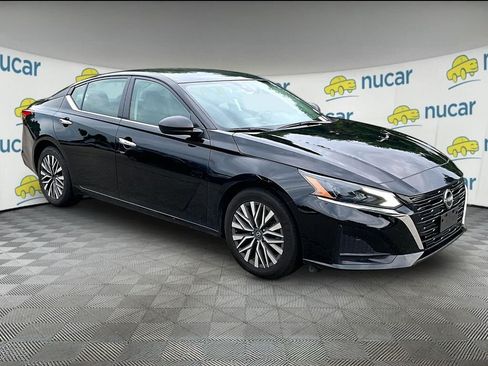 Used 2025 Nissan Altima 2.5 SV FWD image 1