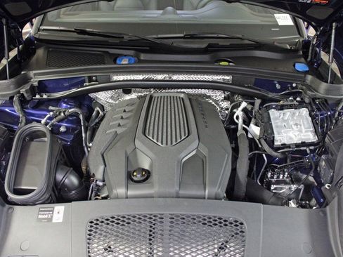 Certified 2026 Porsche Macan image 13