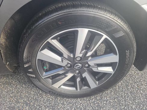 Used 2024 Nissan Versa SV w/ Trunk Package image 16