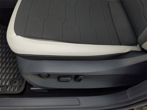 Used 2025 Volkswagen Taos SE image 29