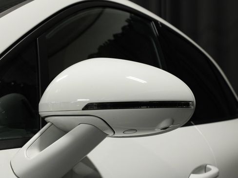 Certified 2025 Porsche Macan AWD/4WD image 12