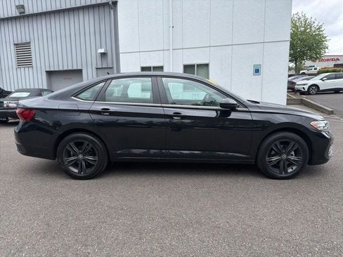 Certified 2023 Volkswagen Jetta SE w/ Panoramic Sunroof Package FWD image 10