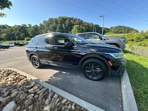 Used 2024 Volkswagen Tiguan SE w/ Panoramic Sunroof Package AWD/4WD image 12