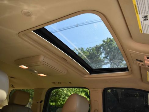 Used 2011 Cadillac Escalade Premium AWD/4WD image 42