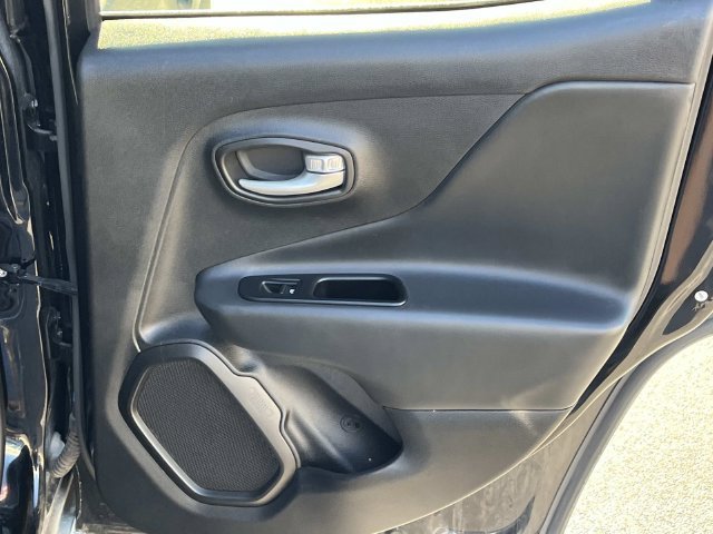 Used 2023 Jeep Renegade Latitude AWD/4WD image 19
