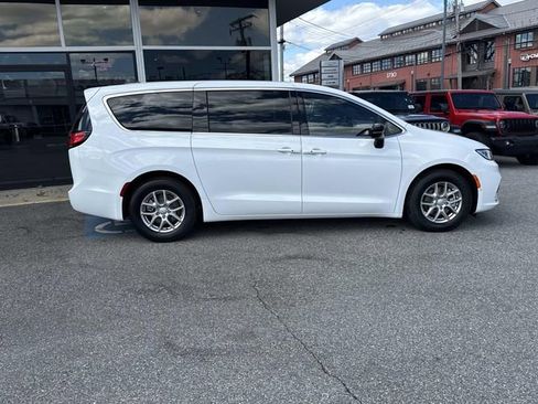 New 2026 Chrysler Pacifica Select FWD image 39