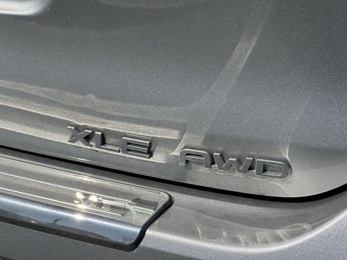 Used 2020 Toyota Highlander XLE image 12