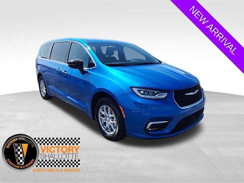 New 2026 Chrysler Pacifica Select image 1